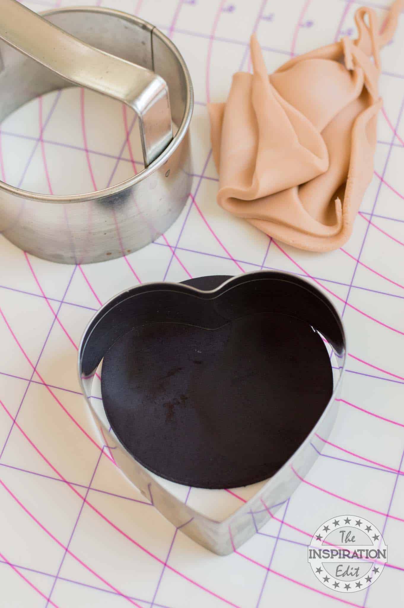 Making heart shape of black fondant.