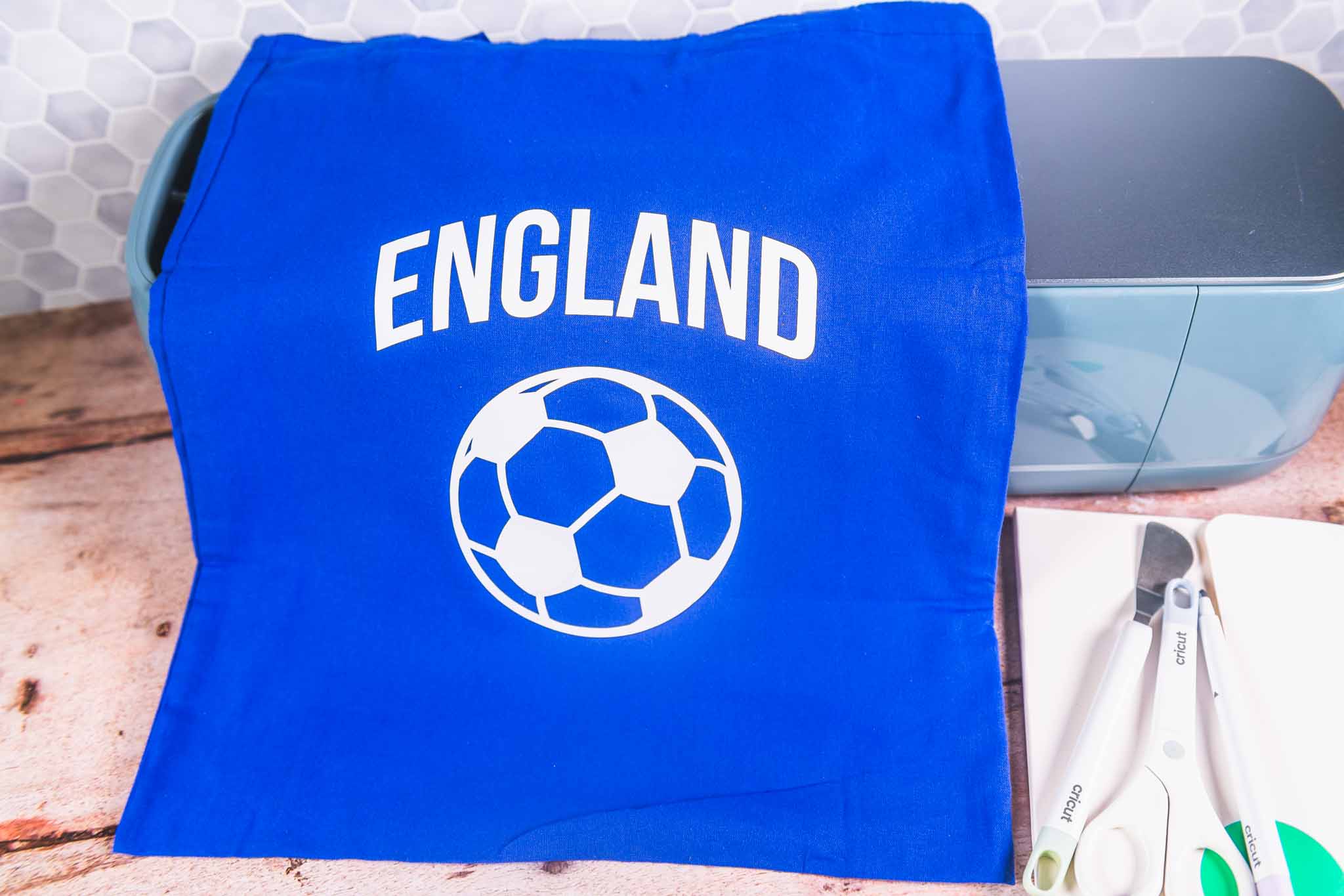iron-on tote bag made that says England. Made with the cricut maker 4.