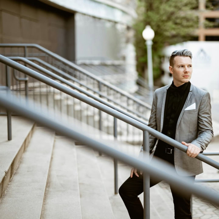 Guide to Dressing for a Bigger Build.