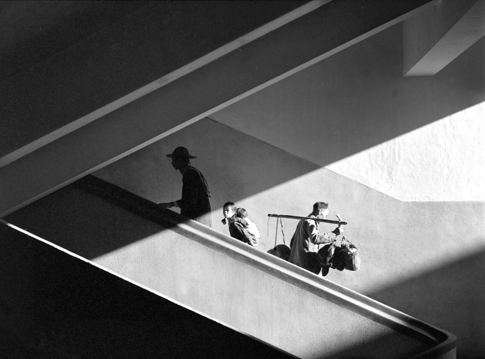 Black & white street photography by Fan Ho. Sun rays, Hong Kong, 1959