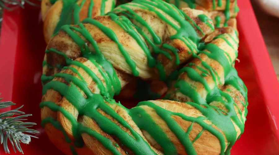 braided cinnamon roll wreath with premade cinnamon roll dough