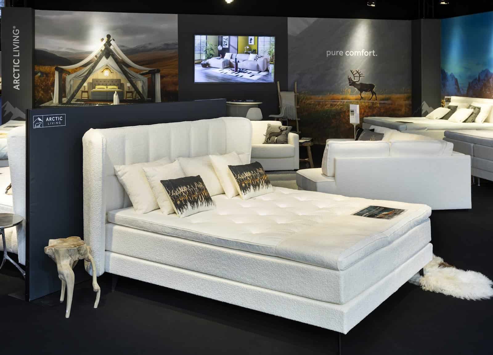 Bed met gezellige slaapkamer sfeer voor de stand van Arctic Living op de Meubelbeurs.