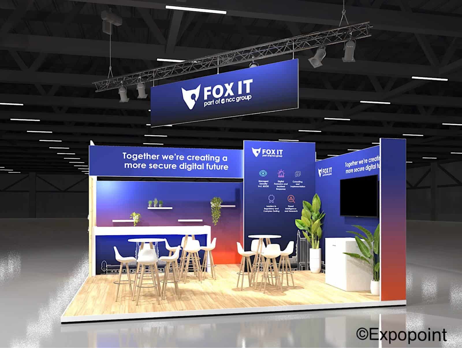 3D-render van een modern beursstand-concept met een open indeling, een warme houten vloer, diverse zitjes en een grote banner.