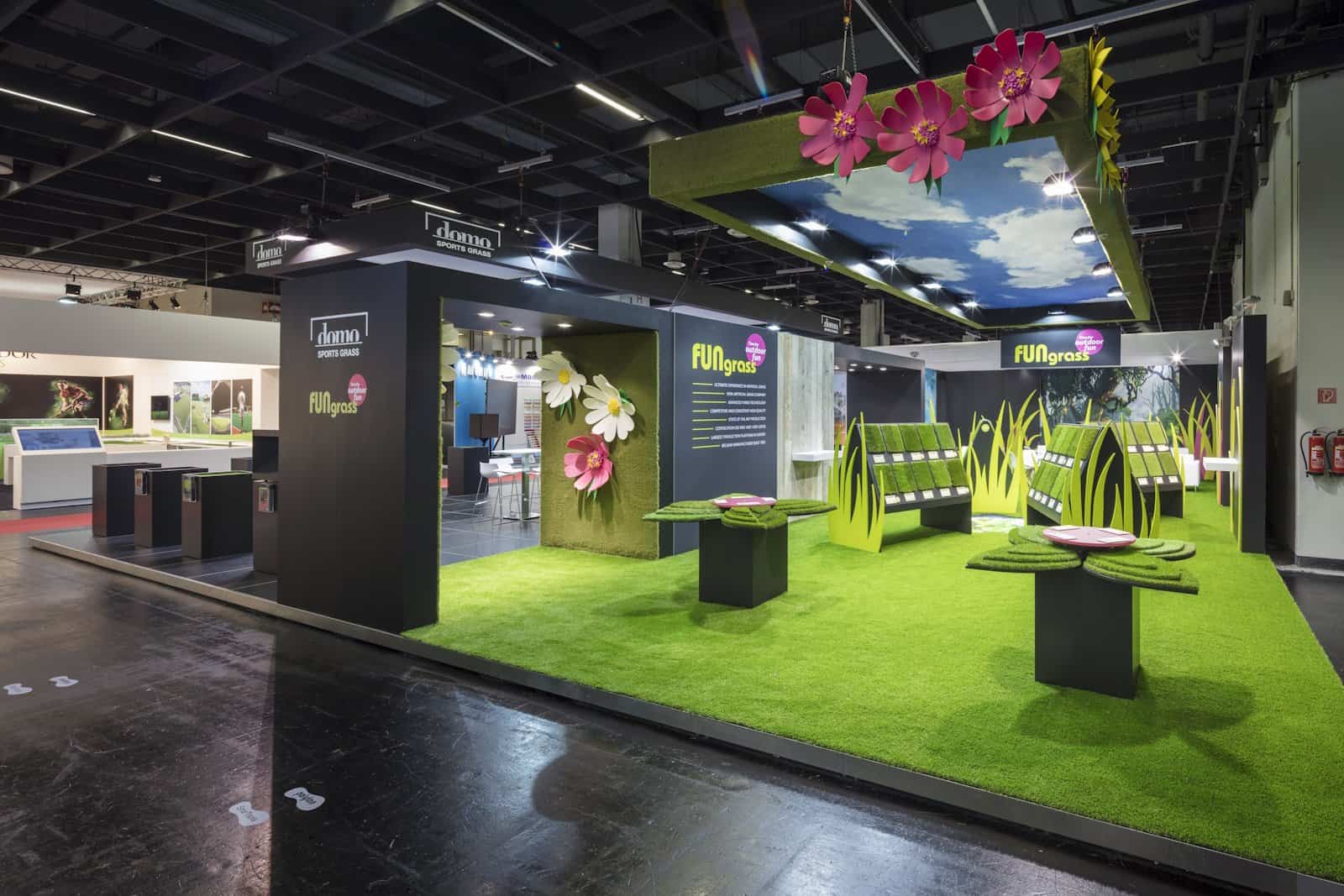 Beursstand met kunstgras als vloer voor de deelname van Domo Sports Grass aan FSB Keulen