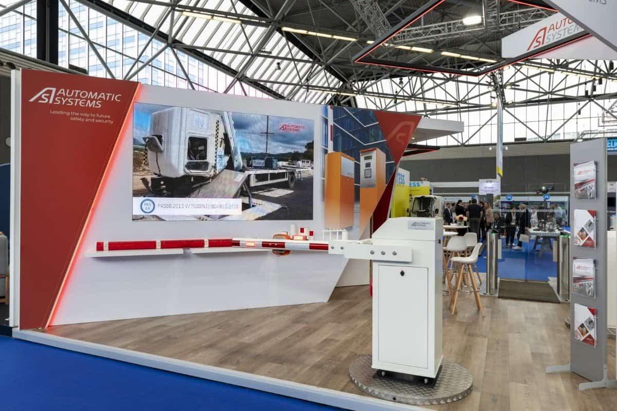 Een slagboom van Automatic Systems, functioneel opgesteld op de beursstand voor een realistische productdemonstratie.