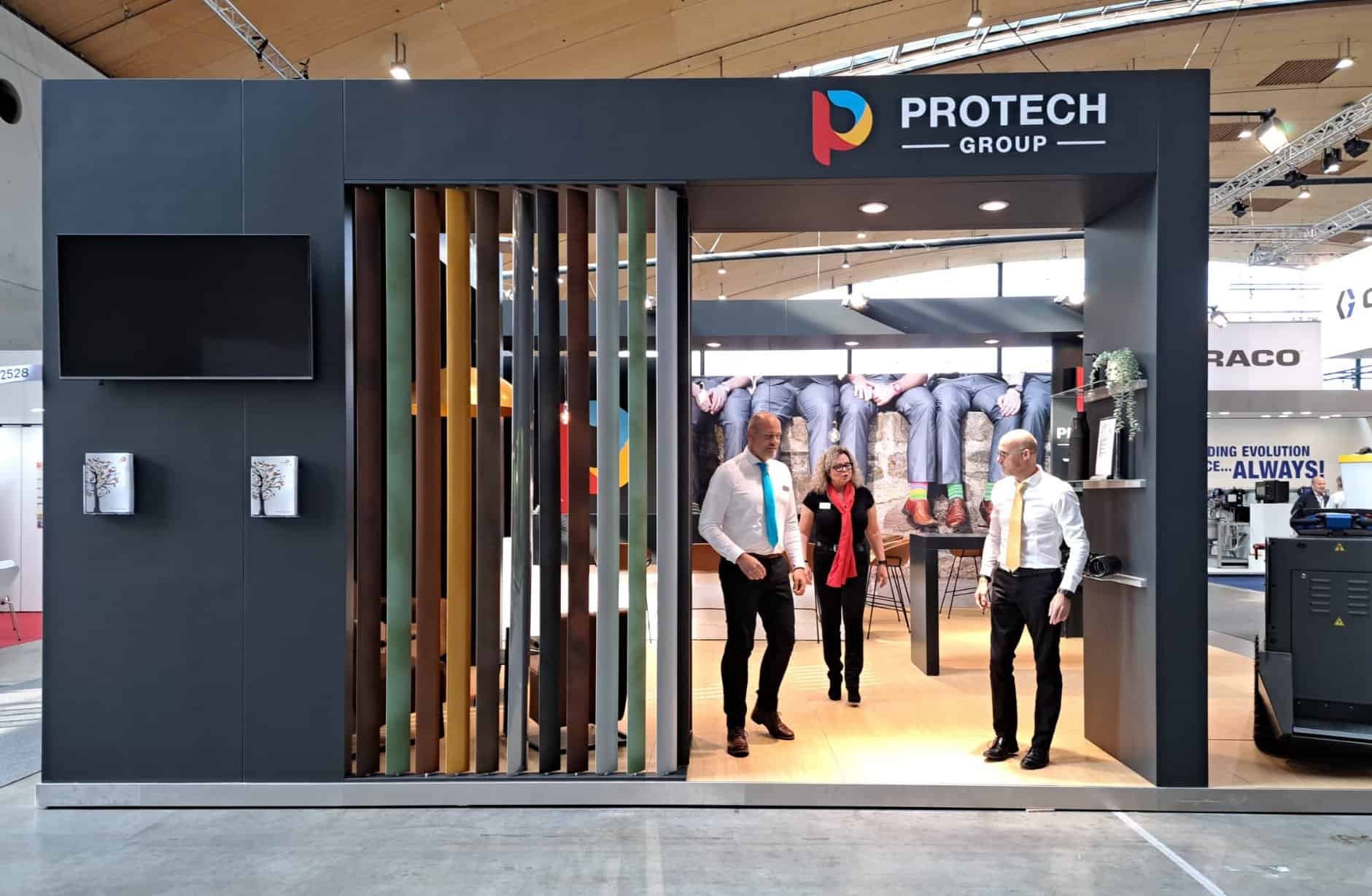 Vooraanzicht van de Protech Group beursstand met de dynamische 'color bar' van roterende, gekleurde lamellen als ingang.
