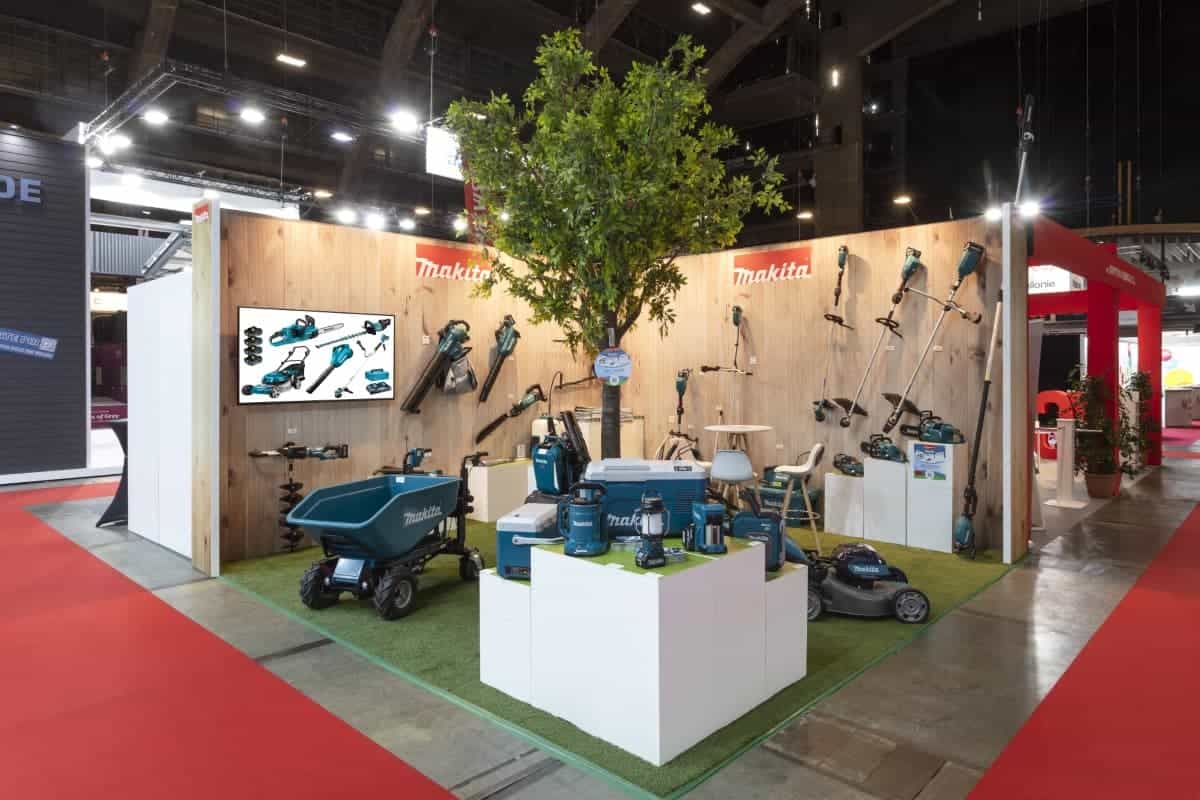 Professionele beursstand voor Makita op Batibouw, die tuingereedschap toont als een duidelijke productcatalogus, ontworpen en gebouwd door Expopoint.