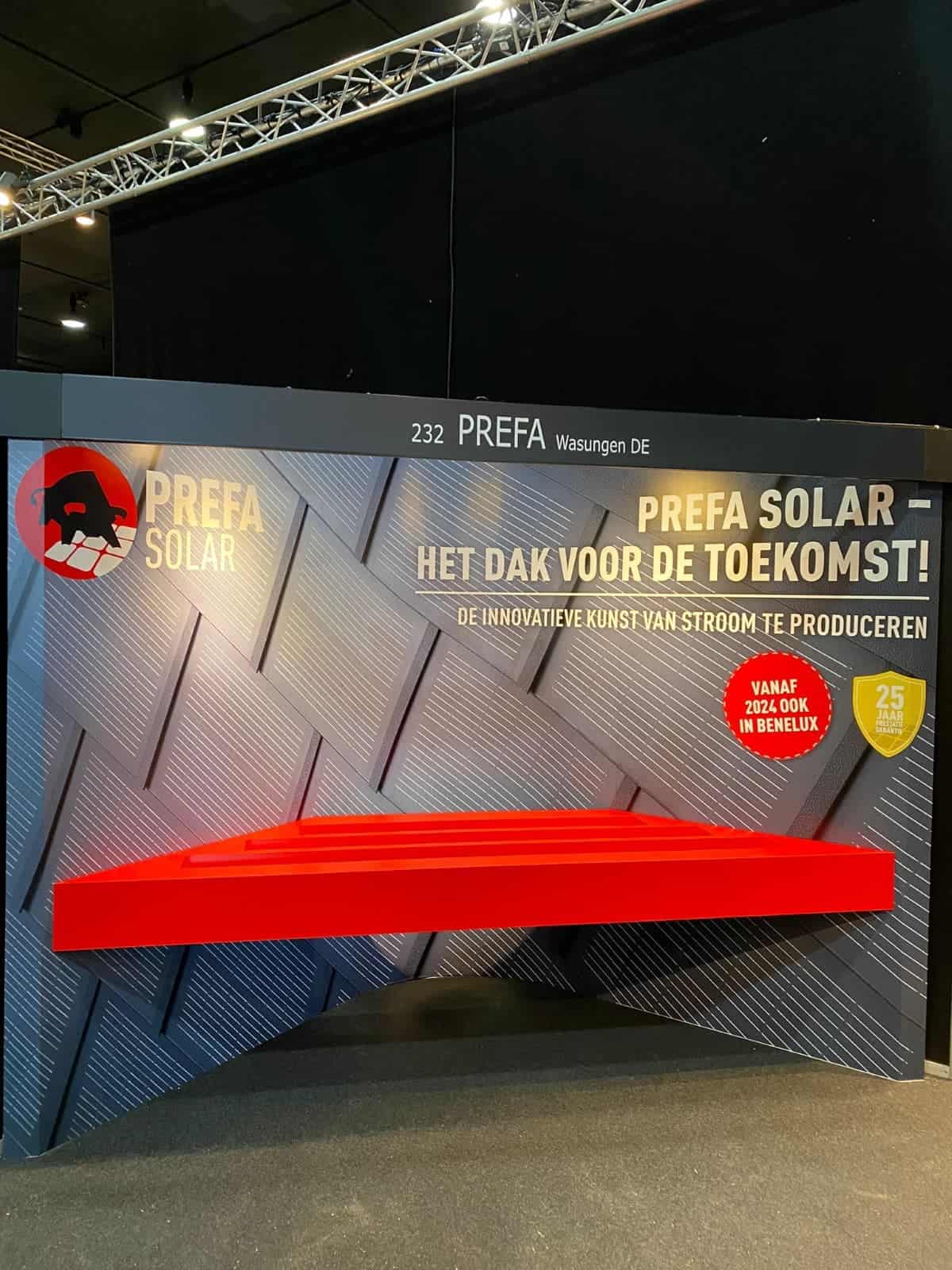 Kleine maar opvallende beursstand voor zonnepanelen dak van Prefa Solar