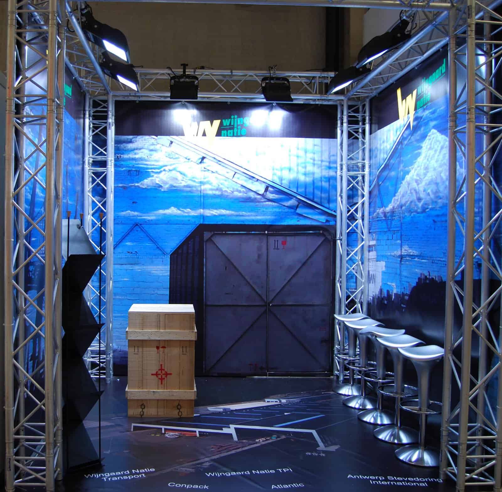 Overzicht van de Wijngaard Natie 'experience box', het bewijs dat een compacte stand een volledige wereld kan oproepen met slim gebruik van graphics.