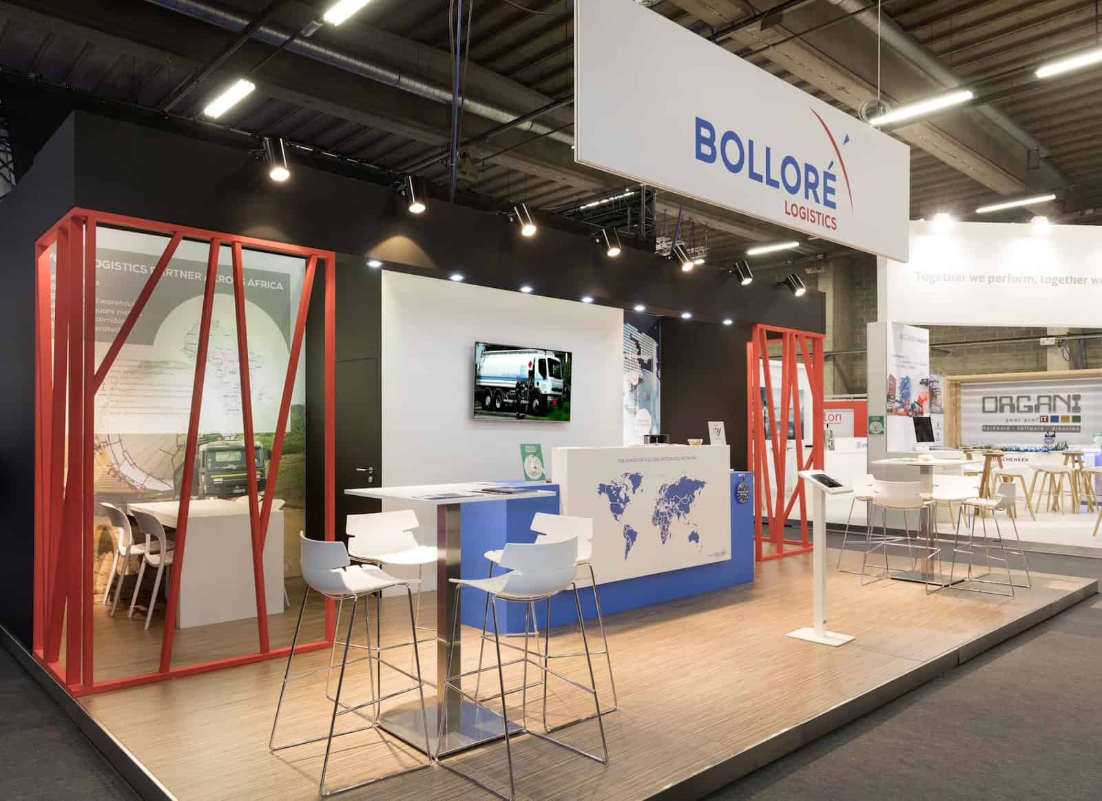 Een semi-private overlegzone op de Bolloré Logistics stand, ontworpen voor vertrouwelijke, zakelijke gesprekken.