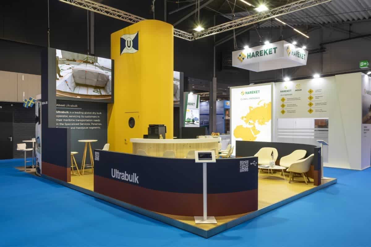 Expo stand met houten elementen die de vorm van een schip uitbeelden
