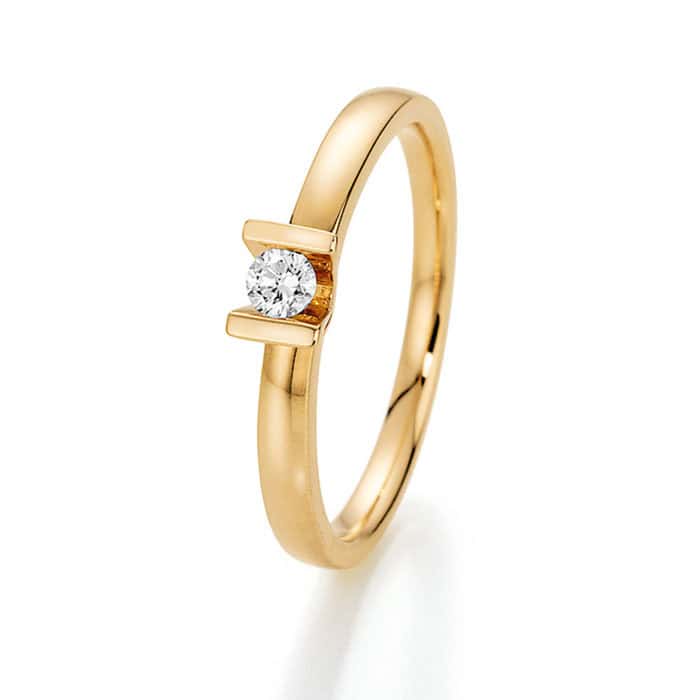 Goldring mit einem einzelnen Diamanten in der Mitte, der in einer schlichten Fassung sitzt.