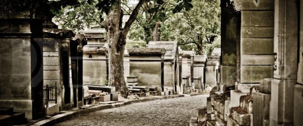 Paris Père Lachaise Cemetery – Around the Curve