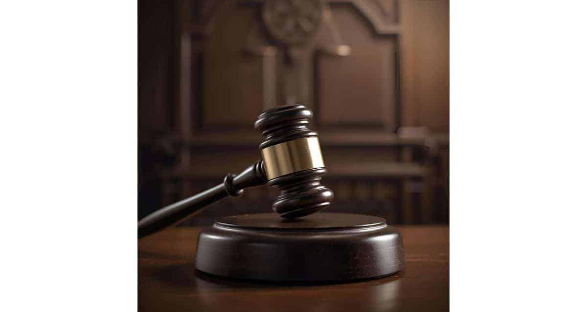 Mazo de juez en tribunal simbolizando litigio, justicia y vía judicial para disputas.