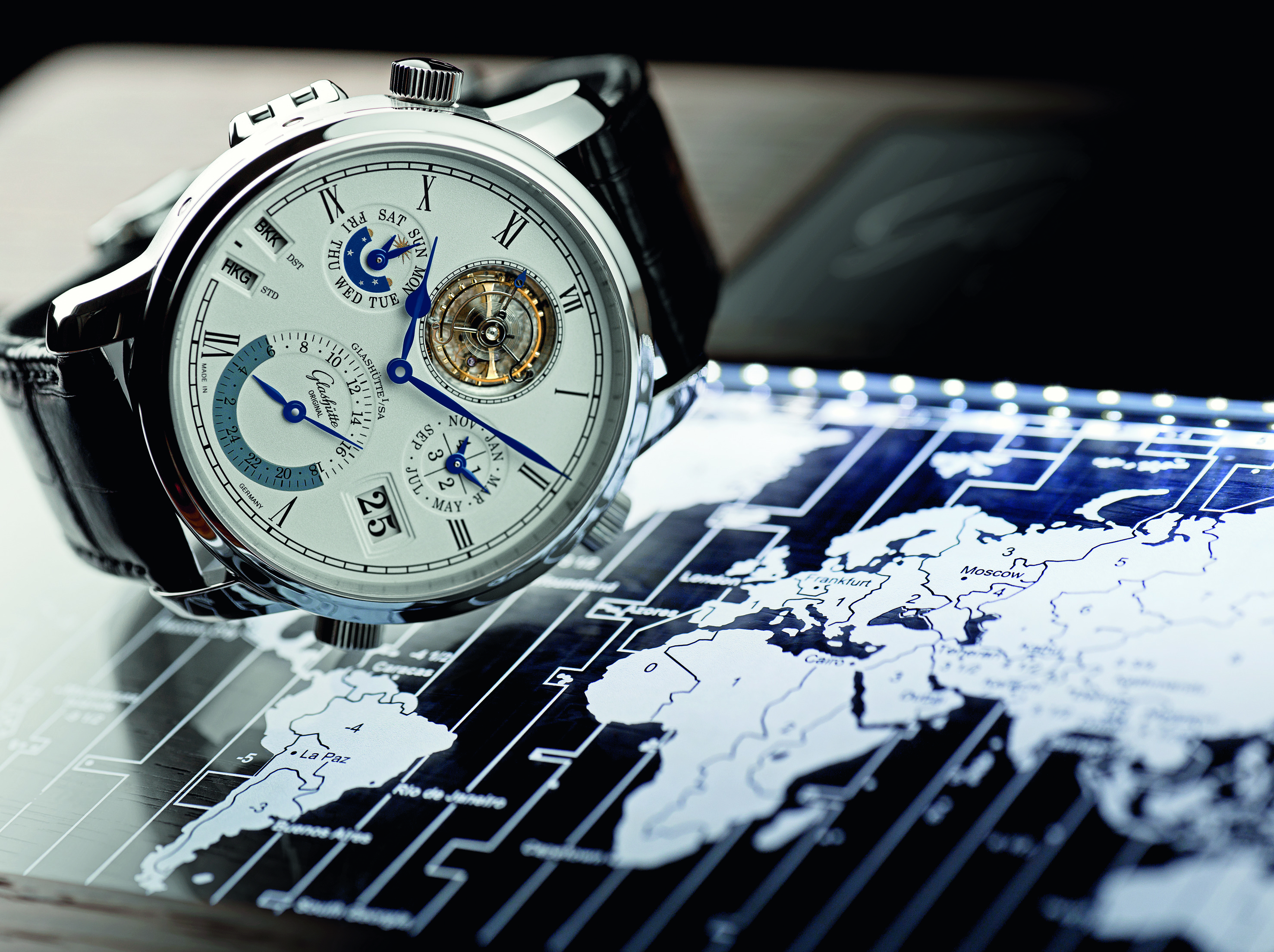 Glashutte 89-01-03-03-04_Grande Cosmopolite Tourbillon_auf_Box_25cm