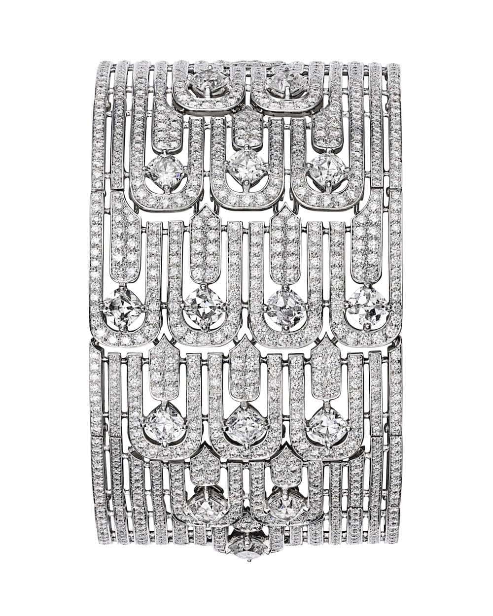 Platinum bracelet with cushion-shaped diamonds, brilliants