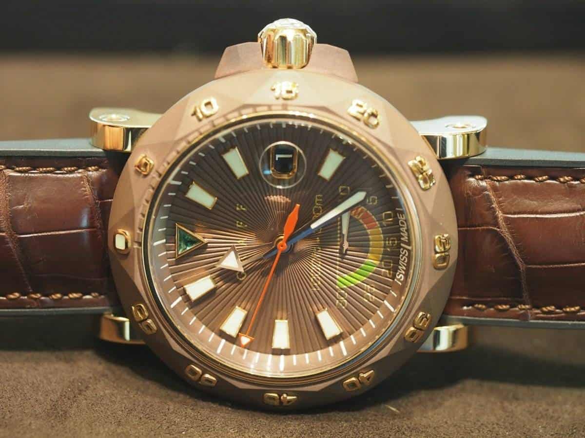 The diver’s watch in Graff’s collection, it houses the mechanical self-winding Graff Calibre 2 movement. Its hands and hour markers are enhanced with luminor ensuring optimal readability, while a decompression valve on the case side and the 30-minute countdown indicator enable divers to monitor their remaining dive time and oxygen level. Guaranteed water-resistant to 300 meters. Its contrasting chocolate DLC case is distinguished by the raised gold numerals.