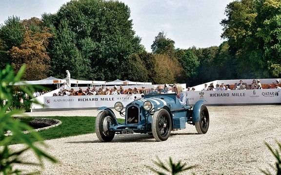 Nearly 10,000 people gathered in the bucolic gardens of the Château de Chantilly to see a unique collection of the world’s most beautiful and iconic cars. 3. Inside the gala dinner.