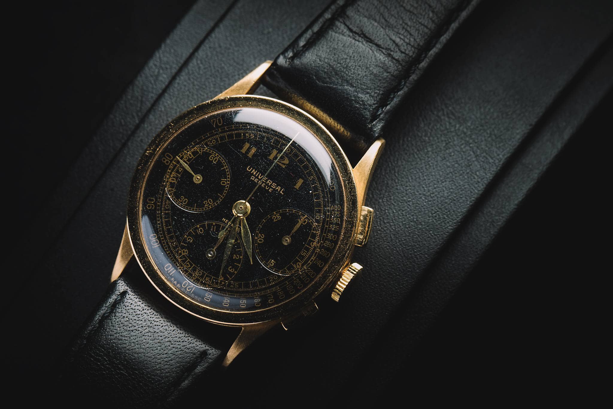 Universal Genève 5922, 18k yellow gold, retailed by Hermès ,1937 Side