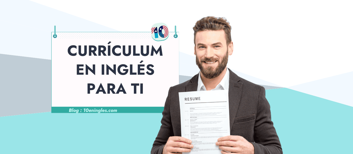 Profesional de TI sonriente sostiene un ejemplo de currículum en inglés, demostrando cómo crear uno efectivo y exitoso.