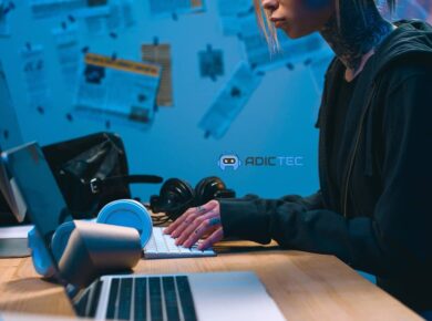 Mujer hacker con tatuajes programando en un ambiente de ciberseguridad.