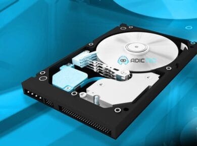 Ilustración de un disco duro interno con el texto "Cómo Comprobar la Velocidad de SSD, HDD o memorias USB en Mac (macOS)"
