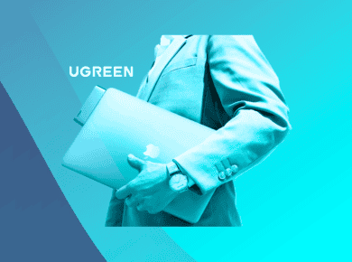 Persona con un portátil, destacando la marca UGREEN.
