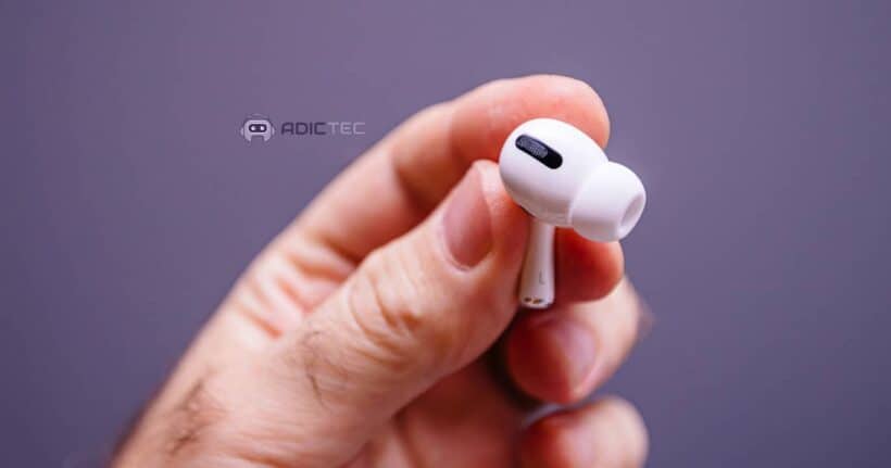 AirPods Pro en una mano