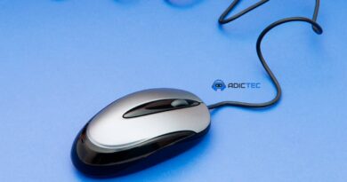 Ratón de computadora sobre fondo azul.