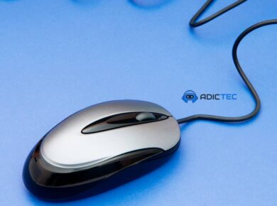 Ratón de computadora sobre fondo azul.