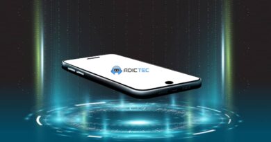 Smartphone flotando sobre un círculo de luz azul, representando la carga inalámbrica Qi2.