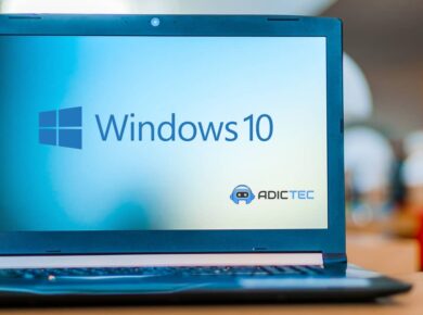 Portátil mostrando la pantalla de inicio de Windows 10.