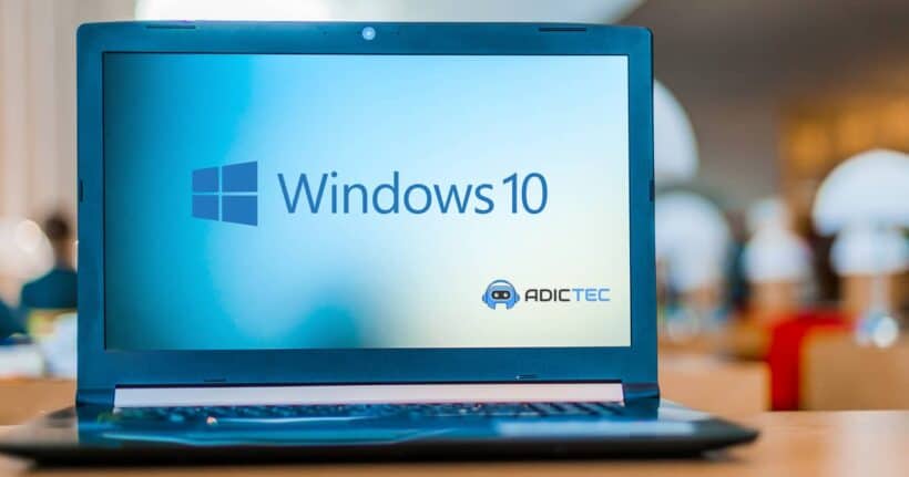Portátil mostrando la pantalla de inicio de Windows 10.