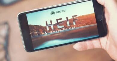 Mano sosteniendo un teléfono inteligente mostrando una imagen de paisaje.