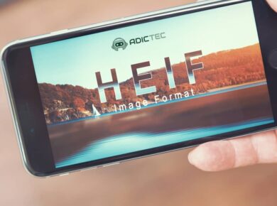 Mano sosteniendo un teléfono inteligente mostrando una imagen de paisaje.