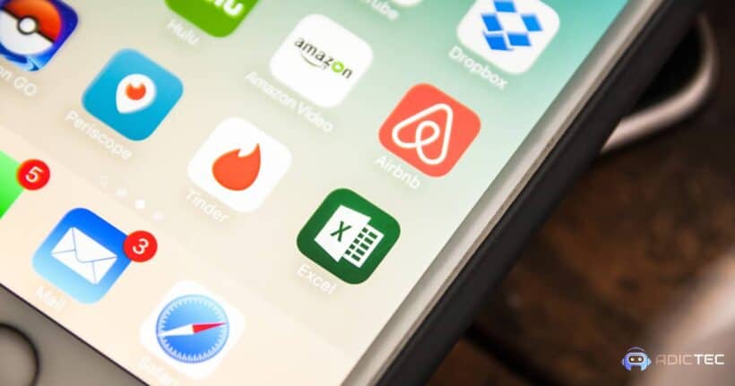 Pantalla de iPhone mostrando varias aplicaciones, enfocando el concepto de multitarea.