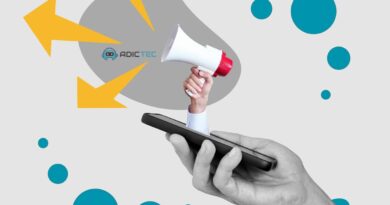 Mano sosteniendo un teléfono móvil con un megáfono saliendo de la pantalla.