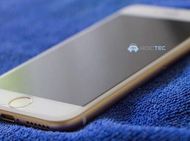 iPhone dorado sobre una toalla azul.