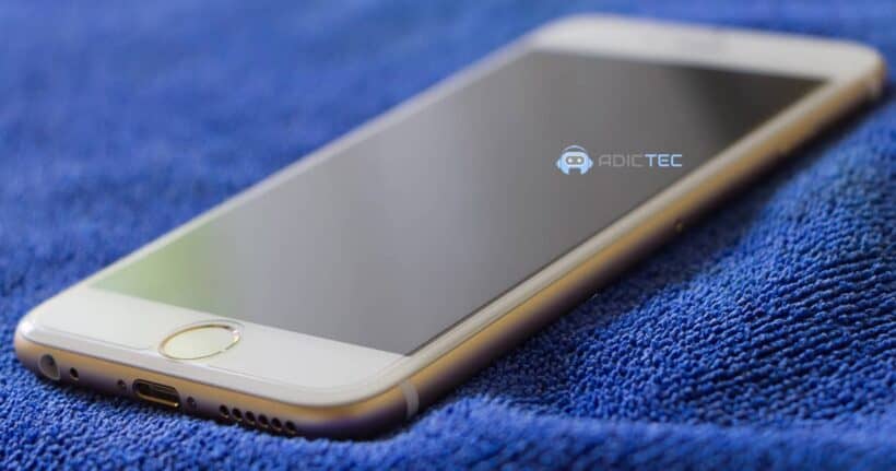 iPhone dorado sobre una toalla azul.