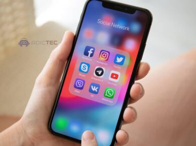 Smartphone mostrando iconos de redes sociales, concepto de monitoreo.