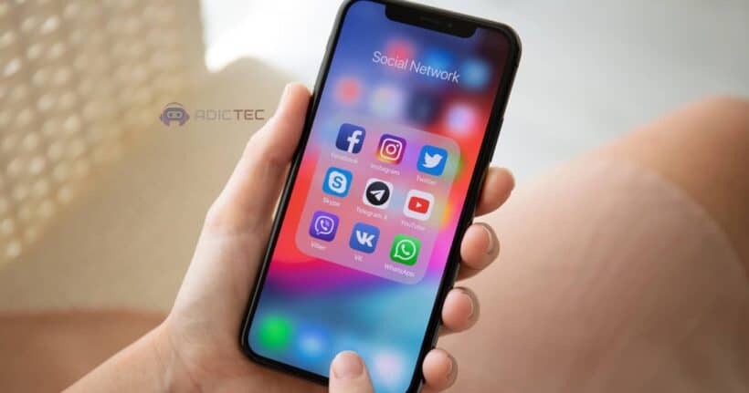 Smartphone mostrando iconos de redes sociales, concepto de monitoreo.