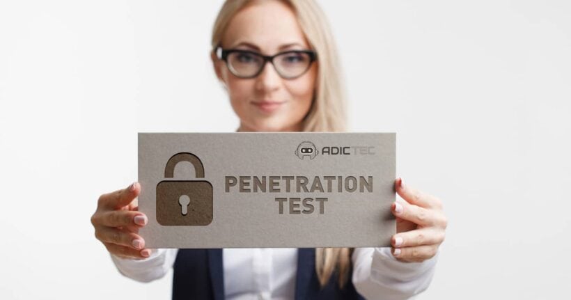 Mujer sujetando un cartel con el texto "Penetration Test" y un icono de candado.
