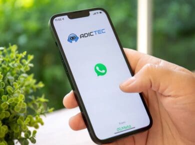 Mano sosteniendo un teléfono inteligente con el logo de WhatsApp, mostrando opciones de privacidad.