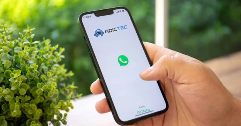 Mano sosteniendo un teléfono inteligente con el logo de WhatsApp, mostrando opciones de privacidad.