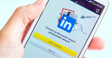 Imagen de un celular mostrando la página de inicio de sesión de LinkedIn.