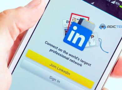 Imagen de un celular mostrando la página de inicio de sesión de LinkedIn.