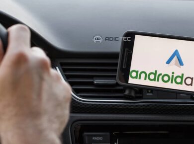Un teléfono móvil con Android Auto conectado a un soporte para coche.