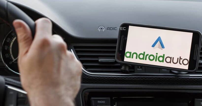Un teléfono móvil con Android Auto conectado a un soporte para coche.