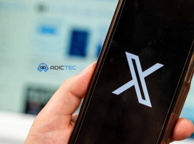 Una mano sosteniendo un teléfono móvil que muestra el logotipo de X (antes Twitter).