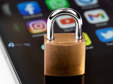 Candado sobre un teléfono móvil con iconos de redes sociales.